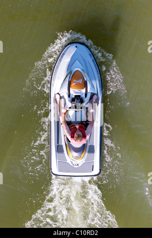 Jeune homme sur le jet ski, d'en haut Banque D'Images