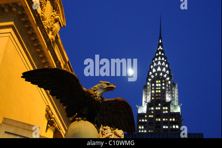 Chrysler building au crépuscule avec une belle lumière du crépuscule et la pleine lune ; New York City, USA Banque D'Images