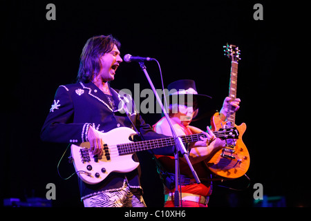 Le groupe britannique glamrock Slade, avec John Berry, basse, à gauche, et Dave Hill, guitare, droite, le dat à la Nuit de Rock Classique Banque D'Images