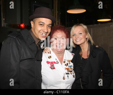 Jade Jones, Rita Gilligan MBE, premier du Hard Rock Cafe waitress et Slaï assister à la collecte de fonds au Cabaret Chickenshed Banque D'Images