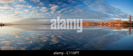 La réflexion de l'eau sur le lac de Constance sur l'île de Reichenau, Bade-Wurtemberg, Allemagne, Europe Banque D'Images