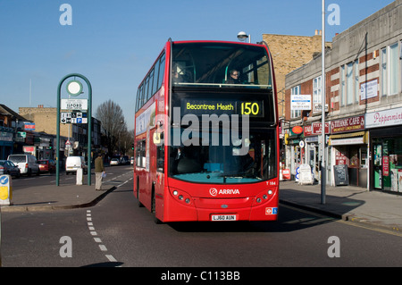 Un bus à double étage le long lecteurs Cranbrook Road vers le centre-ville d'Ilford. Le bus est exploité par arriva à Londres. Banque D'Images