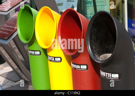 Quatre poubelles colorées à Turin, Italie Banque D'Images