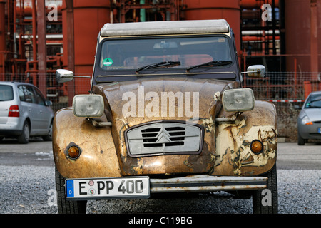 Voiture culte 2CV Citroën, Canard peint or body, Essen, Rhénanie du Nord-Westphalie, Allemagne, Europe Banque D'Images