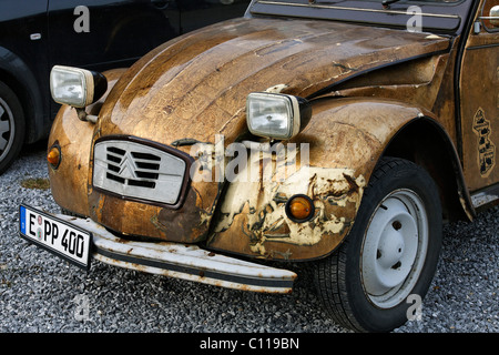 Voiture culte Citroen 2CV Canard, radiateur, corps peint d'or, Essen, Rhénanie du Nord-Westphalie, Allemagne, Europe Banque D'Images