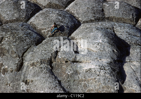 Alpinistes sur une formation rocheuse en forme de nid d'près de Toulon, France, Europe Banque D'Images