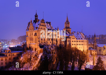 Château de Sigmaringen en hiver au crépuscule, Bade-Wurtemberg, Allemagne, Europe Banque D'Images