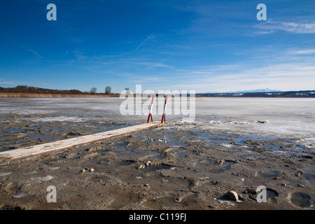 Traîneau de sauvetage pour le sauvetage de personnes qui ont brisé dans la glace sur le lac gelé Gnadensee, à l'horizon le Banque D'Images