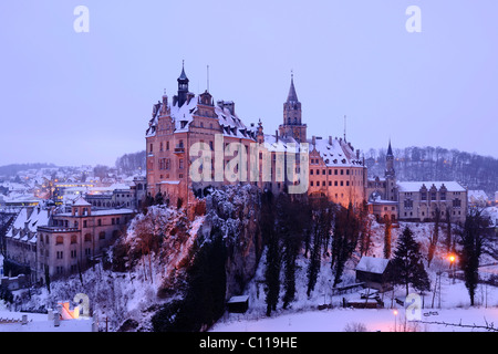 Château de Sigmaringen en hiver au crépuscule, Bade-Wurtemberg, Allemagne, Europe Banque D'Images