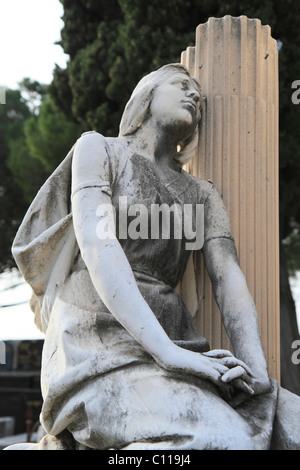 Statue de femme en prière, pilier, le cimetière juif, le cimetière du Chateau, Nice, Alpes Maritimes, Région Provence-Alpes-Côte d'Azur Banque D'Images