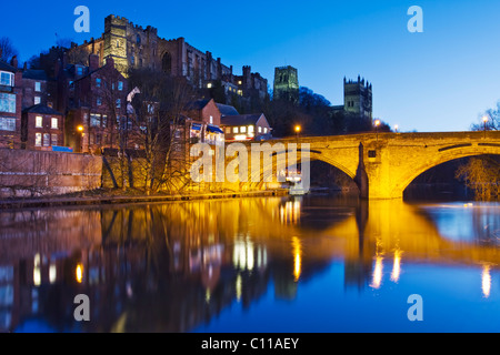 Pont de la rue d'argent, avec la Cathédrale et château de Durham reflétée dans l'usure de la rivière au crépuscule, Tyne et Wear, Angleterre Banque D'Images