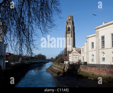 Boston, Lincolnshire. Sur la photo, par l'église St Botolphs Riverv Witham dans centre de Boston. Photo par Fabio De Paola Banque D'Images