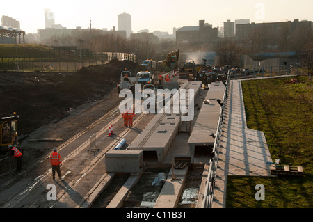 La route du tramway Manchester Metrolink est en construction à l'arrêt future Etihad Campus, Eastlands, Manchester, Angleterre, Royaume-Uni Banque D'Images