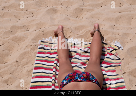 Femme de soleil, Balmoral Beach, Sydney, Australie Banque D'Images