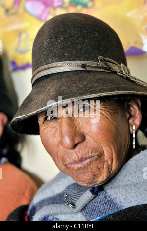Portrait d'une femme portant un chapeau de feutre, le quechua, l'Altiplano bolivien highlands, Oruro, Bolivie, Amérique du Sud Banque D'Images
