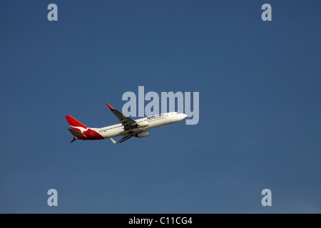 Boeing 737-838 de Qantas après le décollage à Adelaide, Australie du Sud, Australie Banque D'Images