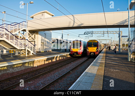 La gare de Bathgate avec First Scotrail class 170 Turbostar DMU (gauche) pour Edimbourg et Classe 334 pour l'UEM Helensburgh Banque D'Images