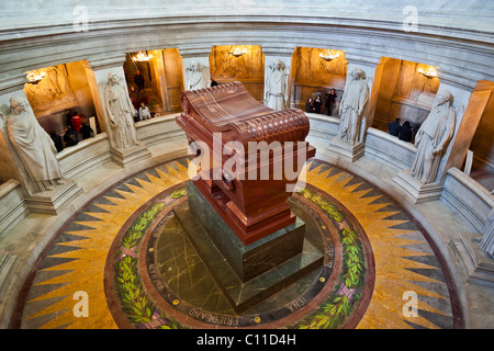 Le sarcophage ( tombe) de Napoléon Bonaparte dans l'Hôtel des Invalides, Paris, France. Charles Lupica Banque D'Images