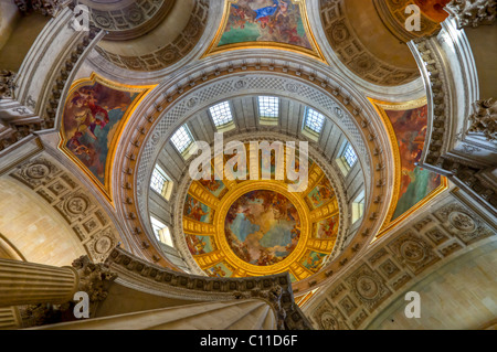 Jusqu'à la centrale au dôme doré (coupole) de l'Hôtel des Invalides, Paris, France. Charles Lupica Banque D'Images