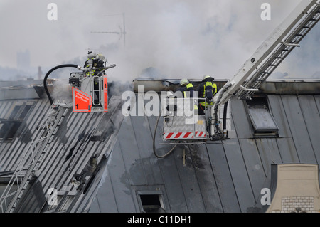 Le feu sur la Route 1, dans Urbanstrasse Stuttgart-Mitte Garni Oberrhein Square, près de Stuttgart, Bade-Wurtemberg, Allemagne, Europe Banque D'Images