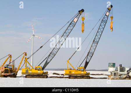 Grues sur chenilles pour la pose d'un pipe-line, Marchfeld, Basse Autriche, Autriche, Europe Banque D'Images