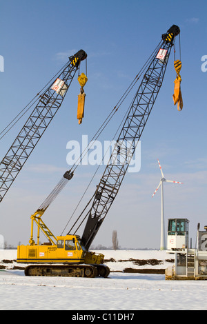 Grues sur chenilles pour la pose d'un pipe-line, Marchfeld, Basse Autriche, Autriche, Europe Banque D'Images