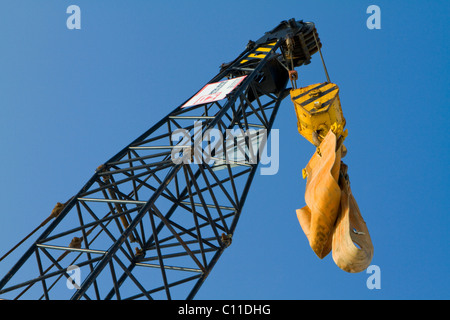 Grue pour la pose d'une canalisation, Marchfeld, Basse Autriche, Autriche, Europe Banque D'Images