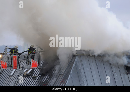 Le feu sur la Route 1, dans Urbanstrasse Stuttgart-Mitte Garni Oberrhein Square, près de Stuttgart, Bade-Wurtemberg, Allemagne, Europe Banque D'Images