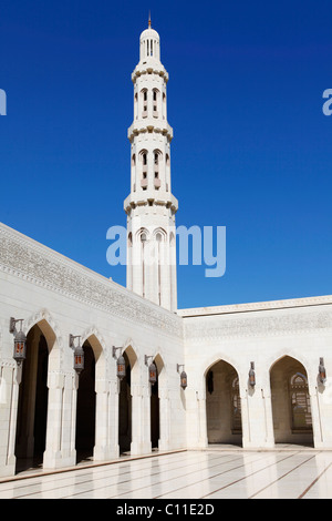 Le minaret et cour intérieure de la Grande Mosquée Sultan Qaboos à Mascate, Oman. Banque D'Images