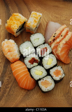 Photo de haute qualité repas sushi uramaki (Californie, hossomaki, nigiri, sashimi) Banque D'Images