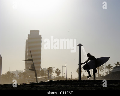 Surfer sur la plage de Nova Icaria à Barcelone, Catalogne, Espagne, Europe Banque D'Images