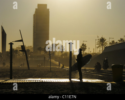 Surfer sur la plage de Nova Icaria à Barcelone, Catalogne, Espagne, Europe Banque D'Images