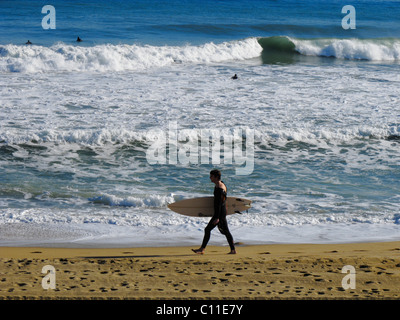 Surfer sur la plage de Nova Icaria à Barcelone, Catalogne, Espagne, Europe Banque D'Images
