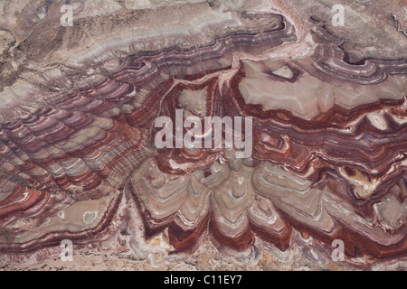 VUE AÉRIENNE. Paysage désertique ressemblant à un agate à bandes, situé près de Caineville, comté de Wayne, sud de l'Utah, États-Unis. Banque D'Images