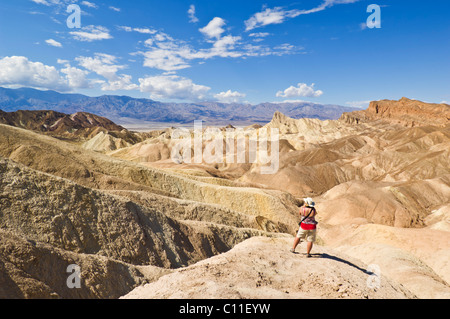 Femme photographe photographiant Manly Beacon à contreforts érodés 'Death formations Valley National Park' California USA Banque D'Images