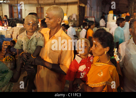 Les parents et les deux garçons avec des têtes à tête peinte, pèlerins hindous, Festival de Thaipusam , Tamilnadu, Inde du Sud, Inde, Asie Banque D'Images