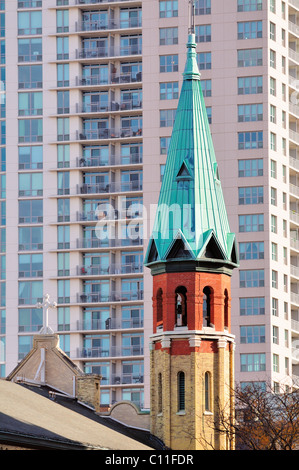 Le clocher (SPIRE) de St Patrick's Catholic Church reflète la fin de l'automne soleil. Construit en 1852, est le plus ancien de Chicago Illinois, USA. Banque D'Images