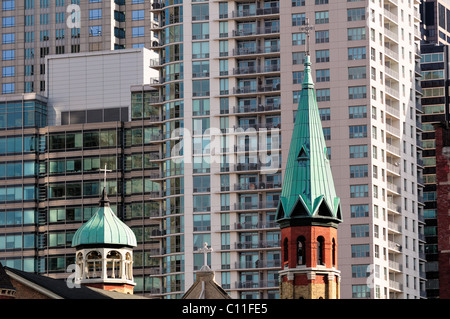 Et clocher à bulbe (SPIRE) de St Patrick's Catholic Church reflète le soleil de fin d'automne plus anciens de Chicago Illinois, USA. Banque D'Images