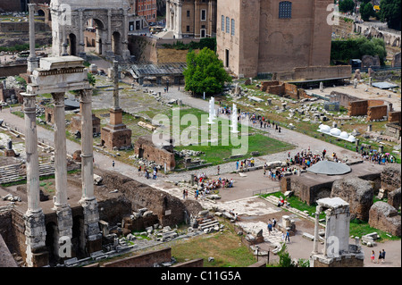 Vue depuis la colline du Palatin sur le Forum Romanum ou Forum Romain, Rome, Rome, Latium, Italie, Europe Banque D'Images