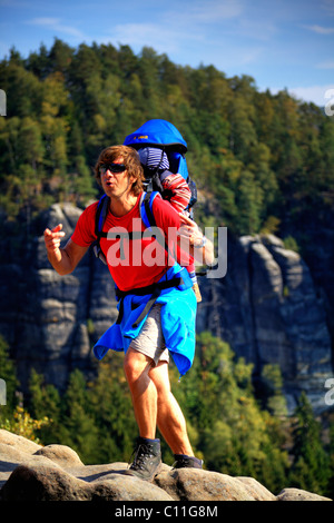 Alpiniste dans la Suisse Saxonne, Saxe, Allemagne, Europe Banque D'Images