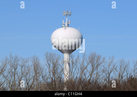 Un double objectif téléphone cellulaire et château d'eau. Banque D'Images