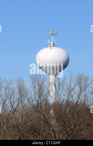 Un double objectif téléphone cellulaire et château d'eau. Banque D'Images