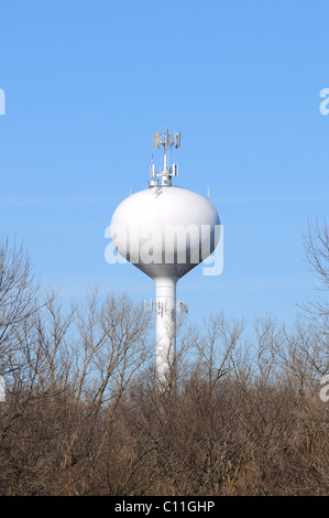 Un double objectif téléphone cellulaire et château d'eau. Banque D'Images