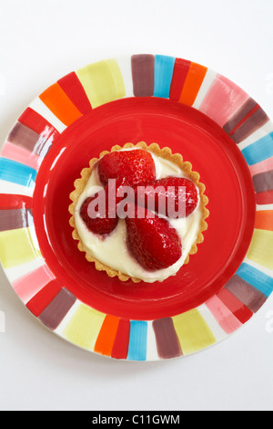 Tarte aux fraises sur la plaque de couleur rouge sur fond blanc Banque D'Images