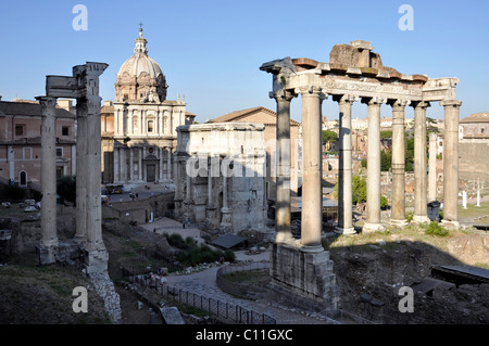 Colonnes du temple de Vespasien, l'église de Santi Luca e Martina, l'Arc de Septime Sévère, le Temple de Saturne, Forum Romanum Banque D'Images