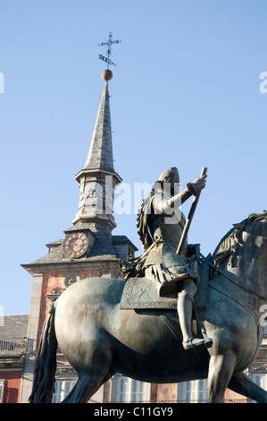 La Plaza Mayor, Madrid, Espagne. Statue du Roi Philippe III à cheval. Casa de la Panadería dans l'arrière-plan Banque D'Images