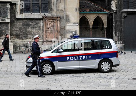 Voiture de police avec la police à la cathédrale Saint-Étienne, Vienne, Autriche, Europe Banque D'Images