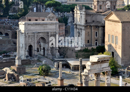 Colonne de Phocas, l'Arc de Septime Sévère, de l'église Santi Luca e Martina, Curie, Forum Romain, le Forum Romain, Rome, Latium Banque D'Images