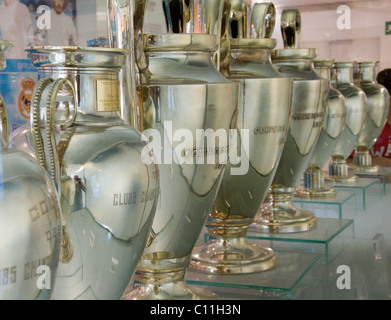 Close-up des coupes remportées par l'équipe de football du Real Madrid Banque D'Images