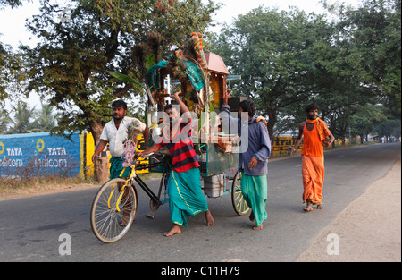 Pèlerins hindous sur leur chemin à l'Thaipusam Festival à Palani, Tamil Nadu, Tamilnadu, Inde du Sud, Inde, Asie du Sud, Asie Banque D'Images
